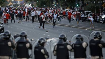 Fanáticos de River Plate se enfrentan con la policía antidisturbios frente al estadio Antonio Vespucio Liberti. 
 