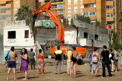 Vecinos y curiosos observan la demolición del edificio Laika, ayer en la playa de El Puig.