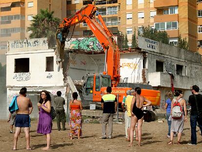 Vecinos y curiosos observan la demolición del edificio Laika, ayer en la playa de El Puig.