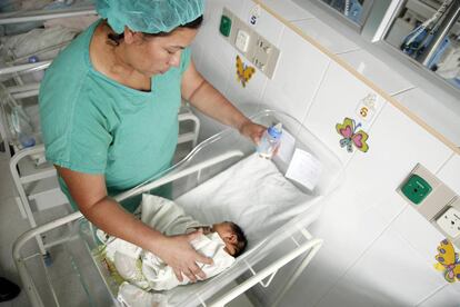 Una enfermera atiende a un bebé nacido con microcefalia en Honduras.