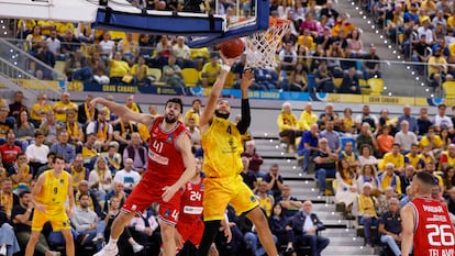 George Conditt entra a canasta en el encuentro de Eurocup ante el Hapoel Tel Aviv.