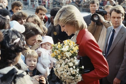 Cada acto al cual acudía Diana era una celebración. Aquí la vemos en 1983 visitando un centro comunitario en Brixton (Londres) con un vestido de Jasper Conran.