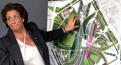 Rita Barber&aacute; ante el plano del Parque Central dise&ntilde;ado por Gustafson.  