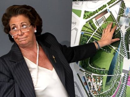 Rita Barber&aacute; ante el plano del Parque Central dise&ntilde;ado por Gustafson.  