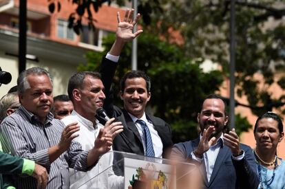 Guaidó saluda a los presentes antes de su discurso en el acto público de este viernes en Caracas. 