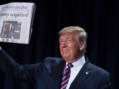 Trump mostra a primeira página do 'The Washington Post' desta quinta-feira.