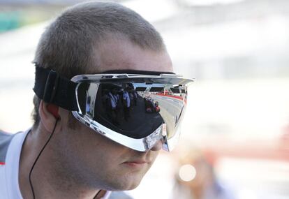 Jenson Button, reflejado en las gafas de un trabajador de McLaren.