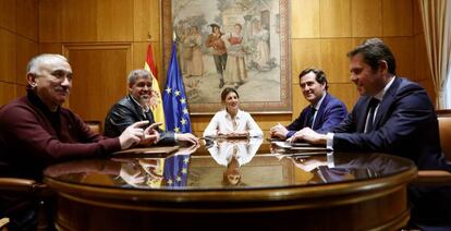 La vicepresidenta segunda y ministra de Trabajo, Yolanda Díaz, junto a los líderes patronales y sindicales.