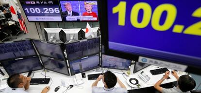 Operadores viendo el debate entre los candidatos a la presidencia de EE UU.