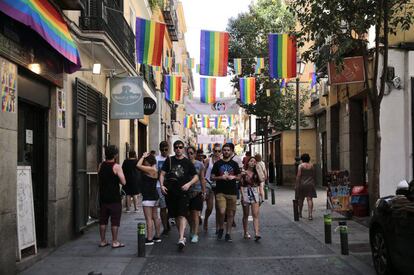 Transeúntes pasean por el barrio de Chueca