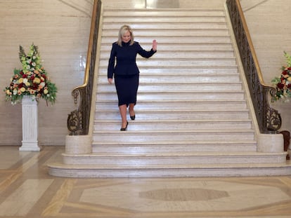 La nueva ministra principal de Irlanda del Norte, Michelle O'Neill, del Sinn Féin, baja las escaleras del Parlamento de Stormont (Belfast), el 3 de febrero.