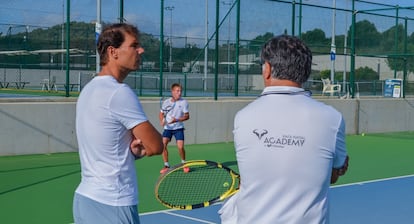 Nadal y su tío Toni, recientemente en su academia de Manacor.