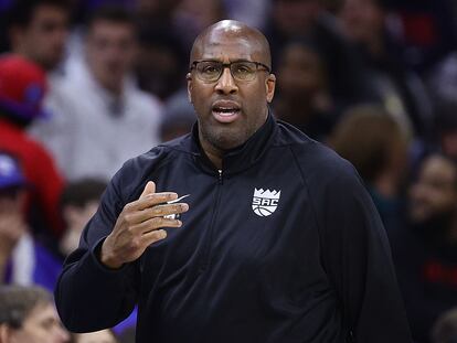 Mike Brown durante el partido de los Sacramento Kings contra los Philadelphia 76ers, esta temporada en la NBA.