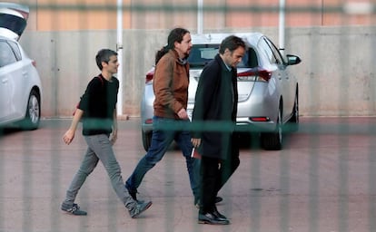 El líder de Podemos, Pablo Iglesias, a su llegada a la prisión de Lledoners (Barcelona) para reunirse con el exvicepresidente de la Generalitat y líder de ERC, Oriol Junqueras.