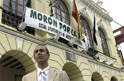 El alcalde de Morón, José Párraga, del PSOE, ante la casa consistorial.