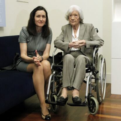 La escritora Ana María Matute, hoy en la rueda de prensa en la Biblioteca Nacional, con la ministra de Cultura, Ángeles González Sinde.