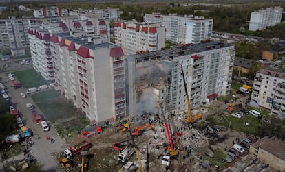 Vista aérea del edificio afectado por un bombardeo ruso en Uman.