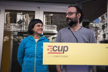 Benet Salella y Anna Gabriel en la rueda de prensa posterior al encuentro del consejo político de la CUP, celebrado en Barcelona.