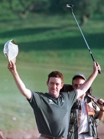 Miguel Ángel Jiménez celebra su llegada al hoyo 18 sabiendose vencedor del Volvo Masters de 1999, que se disputó en el campo jerezano de Montecastillo.