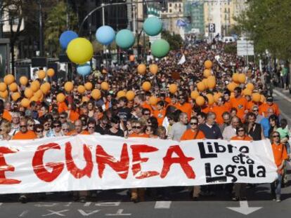 Cabecera de la marcha que ha recorrido el centro de San Sebastián en apoyo de los ocho militantes de Segi condenados por el Supremo.
