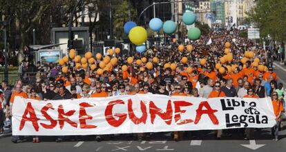 Cabecera de la marcha que ha recorrido el centro de San Sebastián en apoyo de los ocho militantes de Segi condenados por el Supremo.