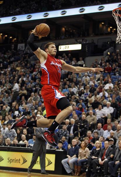 Blake Griffin machaca el aro durante el partido ante Minnesota