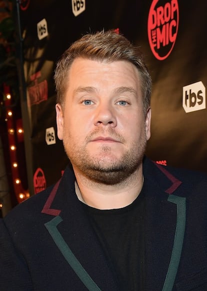 <p>Es uno de los cómicos más célebres del mundo gracias al 'Carpool Karaoke', pero eso no ha evitado que se meta en un lío tras presentar una gala de la asociación amfAR en Los Ángeles y hacer bromas sobre Weinstein en su monólogo. ¿Tal vez era demasiado pronto? "Hace una noche preciosa, tan bonita que Harvey Weinstein ya ha pedido al personal de su hotel que suban a darle un masaje". O bien: "Qué semana tan rara, ver a Harvey Weinstein tan caldeado. Preguntadle a cualquiera de las mujeres que lo vieron mientras se bañaba". Las respuestas en redes sociales (Rose McGowan, directamente, <a href="https://twitter.com/rosemcgowan/status/919525588796284930?ref_src=twsrc%5Etfw&ref_url=http%3A%2F%2Fmashable.com%2F2017%2F10%2F15%2Fjames-corden-harvey-weinstein-jokes%2F" target="_blank">lo ha insultado</a>) le han llevado a publicar en sus perfiles una disculpa. </p> <p><span><br /></span></p>