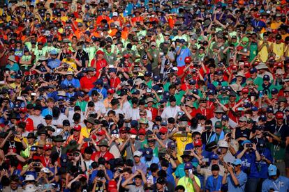 Una multitud de boy scouts escucha al presidente Trump.