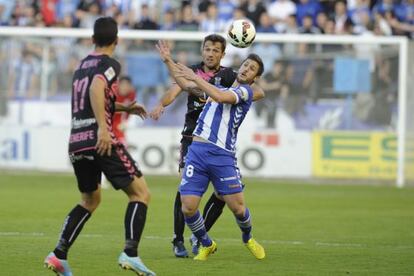Pugna entre Tito y Aridane en el partido de este sábado, en Vitoria.
