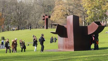 Varios visitantes pasean por Chillida Leku en uno de sus últimos días abierto al público en 2010