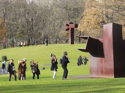 Varios visitantes pasean por Chillida Leku en uno de sus últimos días abierto al público en 2010