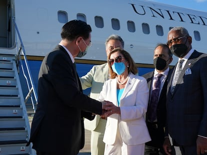 Nancy Pelosi saludaba al ministro de Exteriores de Taiwán, Joseph Wu, el miércoles en el aeropuerto de Taipéi.