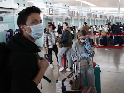 Varios pasajeros esperan para facturar en el aeropuerto de El Prat-Barcelona.