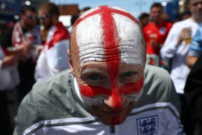 Un hincha inglés con cara y cabeza pintada con los colores de la selección de Hodgson. 