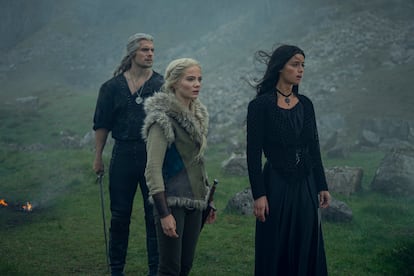 Henry Cavill, Freya Allan y Anya Chalotra, en la tercera temporada de 'The Witcher'.