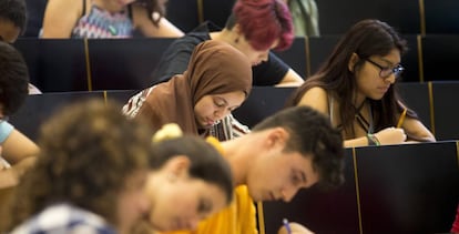 Estudiantes en los exámenes de Selectividad en la Universidad Pompeu Fabra.