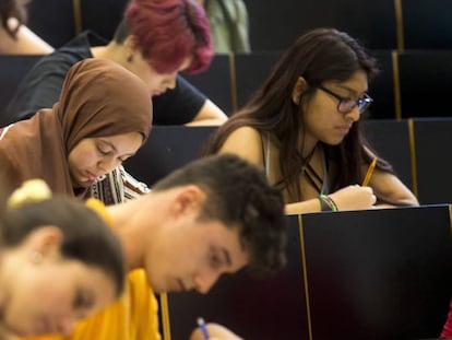 Estudiantes en los exámenes de Selectividad en la Universidad Pompeu Fabra.