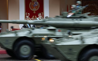 El rey Felipe preside la marcha militar con motivo del Día de la Fiesta Nacional.