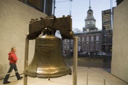 Una visitante en el Liberty Bell Center, en Filadelfia.