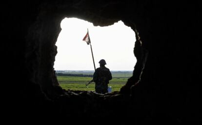 Un soldado sirio vigila la aldea de Jubb Makhzoum, al noroeste de la ciudad norteña de Manbij, cerca de la línea del frente con fuerzas de la alianza del Escudo del Eufrates respaldada por Turquía.