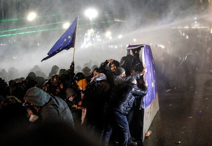 Manifestantes resisten la presin de los ca?ones de agua el pasado 28 de noviembre en Tbilisi.