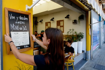 Stephanie Sella, propietaria del Restaurante Al Dente en Valencia, prepara una tabla con los precios del menú del día.