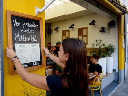 Stephanie Sella, propietaria del Restaurante Al Dente en Valencia, prepara una tabla con los precios del menú del día.