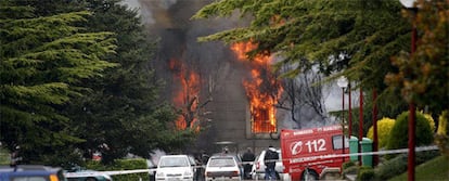 Fuego en el interior del Edificio Central de la Universidad de Navarra tras el estallido del coche bomba