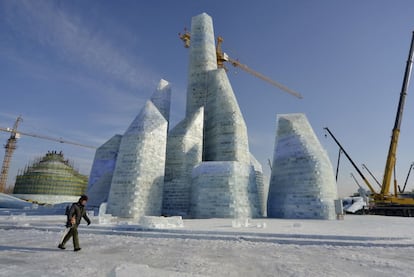 El llamado ‘edificio de la fiesta’ es la estrella de la edición 2017 del festival de Harbin. Forma un hexágono y cuenta con 18 torres que simbolizan los años que lleva en marcha el festival. En su construcción, que comenzó el pasado día 4 de diciembre, se han empleado 18.000 metros cúbicos de hielo, el mayor volumen utilizado jamás en una estructura de este material.