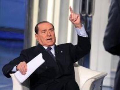 El exprimer ministro italiano y líder del partido Pueblo de la Libertad (PDL), Silvio Berlusconi, gesticula durante su intervención, con motivo de la campaña electoral, en el programa "Porta a Porta" de la cadena de televisión italiana Rai Uno.