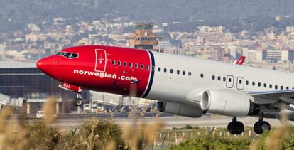 Un avión Boeing 737-800 de Norwegian despega del aeropuerto de El Prat de Barcelona.