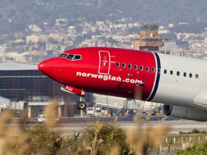 Un avión Boeing 737-800 de Norwegian despega del aeropuerto de El Prat de Barcelona.