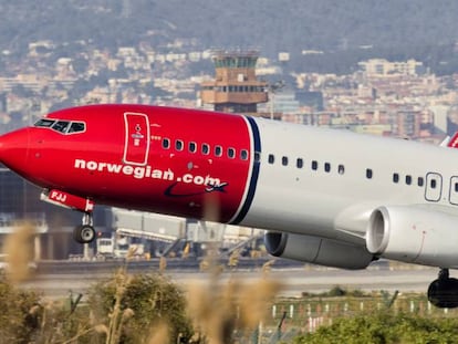 Un avión Boeing 737-800 de Norwegian despega del aeropuerto de El Prat de Barcelona en septiembre de 2019.