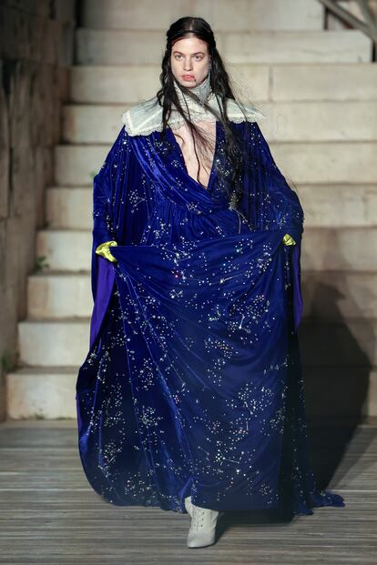 El desfile lo cerró la modelo Lily McMenamy con un espectacular vestido azul de terciopelo que llevaba bordadas varias constelaciones. Mientras recorría la pasarela se proyectaban en las paredes fortificadas de Castel del Monte luces que recrean un firmamento que dio paso a la formación de varias constelaciones que acabaron creando una cosmogonía lumínica.